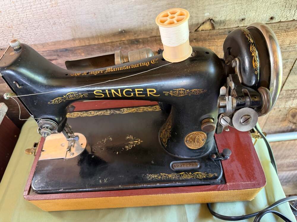 Vintage Singer Model 99 Sewing Machine with Original Luggage Case (working condi